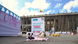 VOICED : La protesta de los peluches denuncia violencia sexual contra menores en Colombia News Clip