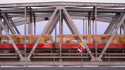 Wie fährt man mit öffentlichen Verkehrsmitteln in Berlin? Instructional Video