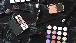 4k top view and turning of cosmetic and brush collection. Stock Footage