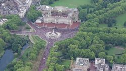 UK: Crowds and tributes continue to arrive at Buckingham Palace News Clip