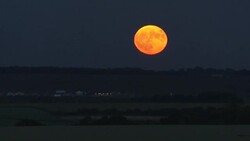 CLEAN : Timelapse: 'strawberry supermoon' rises over UK News Clip