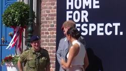 CLEAN : Harry and Meghan cheered by fans in Düsseldorf a year before the Invictus Games News Clip