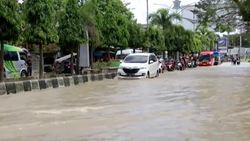 VOICED : Miles de evacuados en Indonesia por inundaciones News Clip