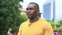 VOICED : Eric Moussambani, el aprendiz de nadador que emocionó al mundo en Sídney-2000 News Clip