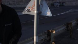 Man mourns victims of boat capsize in Budapest Instructional Video