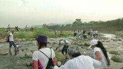 Venezuelans cross Colombia border for concert Instructional Video