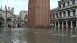 CLEAN : Venice: high tide causes flooding News Clip
