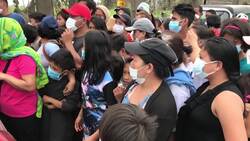 Taal volcano evacuees queue up for donated food Instructional Video