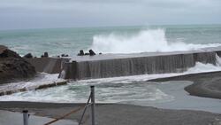 Waves batter shoreline ahead of typhoon's arrival Instructional Video