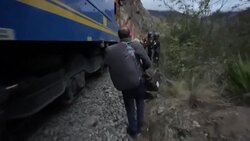 VOICED : Evacúan a 200 turistas varados en Machu Picchu por protestas en Perú News Clip