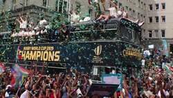 Thousands cheer on South Africa rugby champions News Clip
