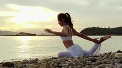 Woman Yoga - relax in nature Stock Footage