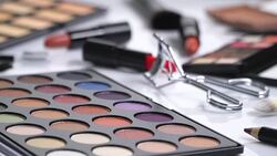 4k rack focus of cosmetic and brush collection. Stock Footage