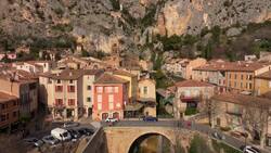 Drone Discovers Moustiers-Sainte-Marie: Medieval Charm in Provence Stock Footage