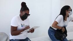 VOICED: Migrantes cubanos preocupados por reactivación de política migratoria de Trump en EEUU News Clip