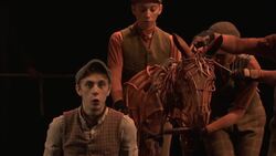 A look at the latest version of hit stage play 'War Horse,' due to open in Paris Friday Instructional Video