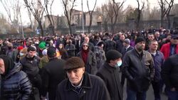 CLEAN : Thousands call for Armenian PM to resign in Yerevan News Clip