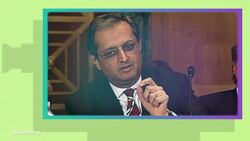 How Elizabeth Warren Went From Consumer Advocate to Democratic Frontrunner News Clip