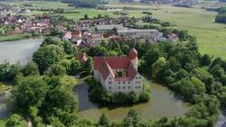 I WONDER - What Is A Water Or Moat Castle? Instructional Video