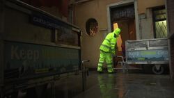 Clearing up after Venice's visitors News Clip
