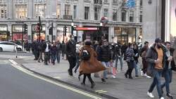 Shoppers hit Oxford Street on last Saturday before Christmas News Clip