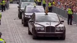 Crowd cheers King Charles and Queen Camilla as they arrive at St Giles Cathedral in Scotland Instructional Video