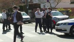 VOICED : Hombre mata a cuchilladas a policía cerca de París en presunto ataque terrorista News Clip