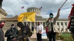 VOICED : Multiples protestas reclaman el fin del confinamiento en EEUU News Clip