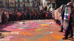 Pro-Catalan independence demonstrators and police in stand-off Instructional Video