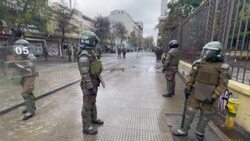 VOICED : En retorno a clases marcado por la violencia en Chile, perros ayudan a aliviar el estrés News Clip