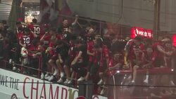 CLEAN : Triumphant welcome in Piazza Duomo for AC Milan's uncovered bus News Clip