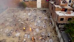 VOICED : Crematorios hasta en un parking de India por ola de covid-19 News Clip