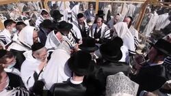 CLEAN : Jewish worshippers pray during Passover priestly blessing, for first time since start of pandemic News Clip