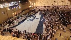 CLEAN : Jerusalem Day: thousands unravel massive Israeli flag at Western Wall News Clip