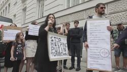 CLEAN : Protest in front of Russian embassy over death of Chechen dissident in Austria News Clip