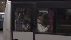 VOICED : Habitantes huyen de Kiev donde ordenan toque de queda ante toma de aeropuerto News Clip