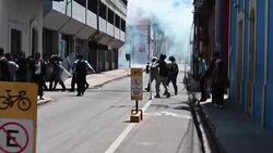 VOICED : Policía hondureña reprime manifestación opositora News Clip