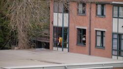 Belgians unite to applaud health workers Instructional Video