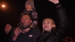 CLEAN : Muscovites watch fireworks go off for 'Victory Day' celebrations News Clip