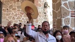 CLEAN : Fans of Mexican singer Vicente Fernandez gather outside his home after his death News Clip