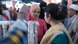 CLEAN : Virus, what virus? India gets back to work (3) News Clip