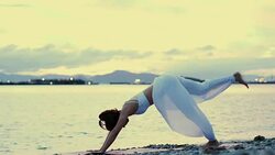 Woman Yoga - relax in nature Stock Footage