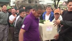 VOICED : Vietnam recibe los primeros cuerpos de los migrantes muertos en Reino Unido News Clip
