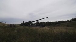 CLEAN : Ukrainian soldiers fire 2S7 Pion heavy artillery on the frontline News Clip
