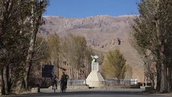 VOICED : Talibanes sustituyen en Bamiyán estatua de exdirigente hazara por un Corán News Clip