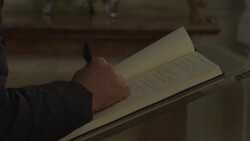 CLEAN : People 'leave their thoughts' in Benedict XVI condolence book in Munich News Clip