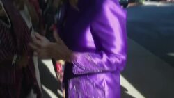 Gladys Knight, Jennifer Holliday, John Schneider, Jenifer Lewis arrive at Franklin's funeral Instructional Video