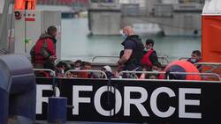 People thought to be migrants arrive in Dover News Clip