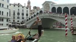 VOICED : Venecia inaugura el puente Rialto tras su restauración News Clip
