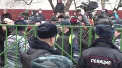 VOICED : Alumno armado invade escuela en Moscu News Clip